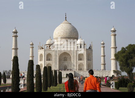 I turisti al Taj Mahal settimo meraviglie del mondo sulla riva sud del fiume Yamuna ; Agra ; Uttar Pradesh ; India Foto Stock