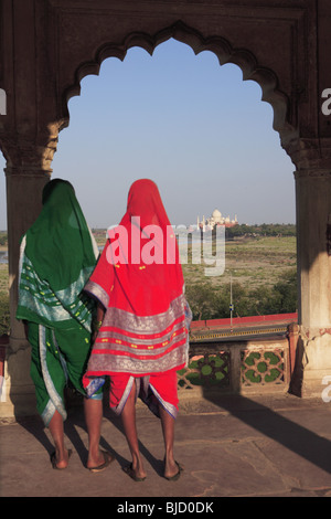 Taj Mahal vista di Agra fort costruito dall imperatore Mughal fatta da sabbia rossa pietra sul fiume Yamuna ; Agra ; Uttar Pradesh ; India Foto Stock