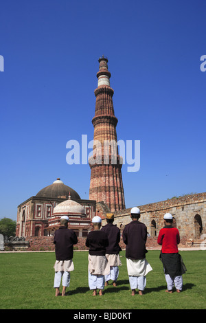 I bambini facendo Namaz davanti Alai Darwaza ; Imam Zamin la tomba e Qutab Minar; Indo-Muslim arte ; sultanato di Delhi ; India Foto Stock