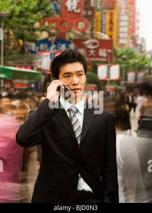 Uomo con un telefono cellulare. Foto Stock