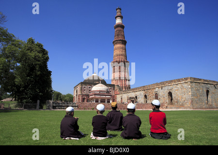 I bambini facendo Namaz davanti Alai Darwaza ; Imam Zamin la tomba e Qutab Minar; Indo-Muslim arte ; sultanato di Delhi ; India Foto Stock