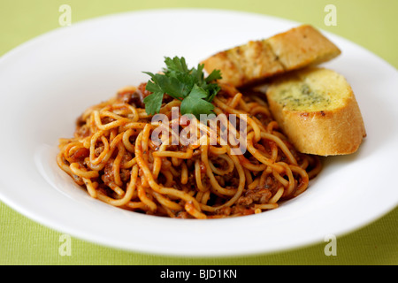 Spaghetti alla Bolognese con aglio pane Foto Stock