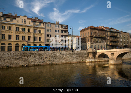 Il fiume Miljacka a Sarajevo in Bosnia Erzegovina Foto Stock