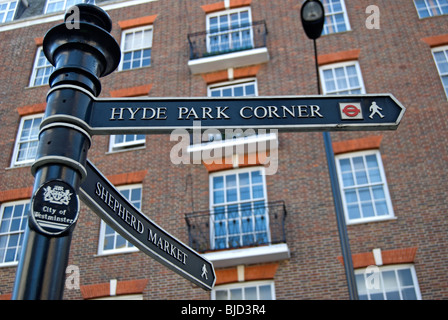 Cartello a Mayfair, Londra, Inghilterra dando le indicazioni per Hyde Park Corner e mercato di pastori Foto Stock