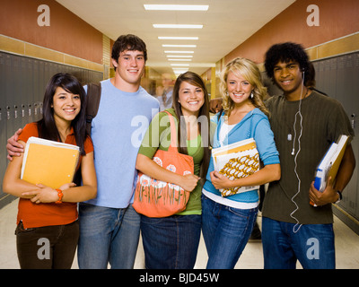 Cinque studenti di scuola superiore a scuola. Foto Stock