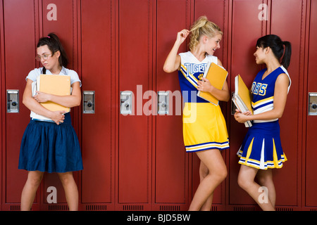 Due High School cheer leader e un nerd. Foto Stock