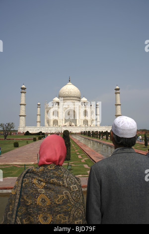 Coppia del Kashmir la visualizzazione al Taj Mahal settimo meraviglie del mondo sulla riva sud del fiume Yamuna ; Agra ; Uttar Pradesh ; India Foto Stock