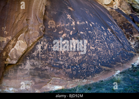 Incisioni rupestri a Newspaper Rock Recreation Site vicino al Parco Nazionale di Canyonlands, Utah. Foto Stock