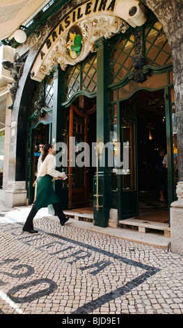 Cameriera al di fuori del Cafè A Brasileira Chiado Lisbona Portogallo Foto Stock