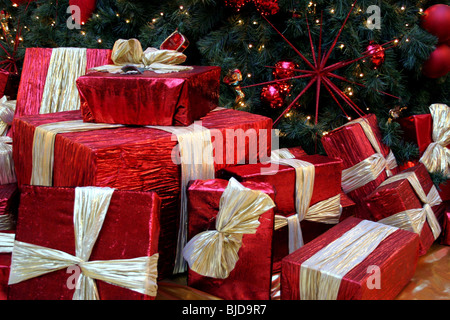I regali di Natale sotto albero di Natale Foto Stock