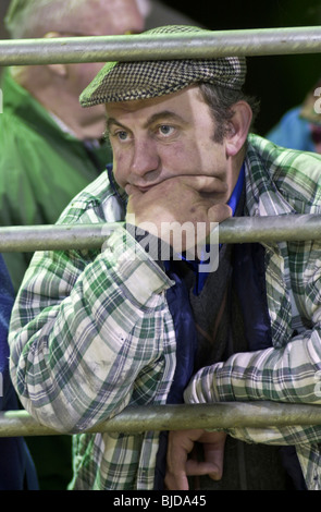 Gli agricoltori a guardare l'asta al Regno Unito il primo organico magazzino di vendita che si è tenuto a Brecon mercato del bestiame, Powys, Galles del Sud Foto Stock