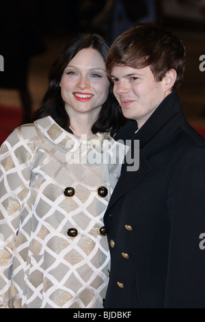 SOPHIE Ellis Bextor & Richard Jones rivoluzionario Road premiere del film cinema Odeon WEST END Leicester Square Londra Inghilterra Foto Stock