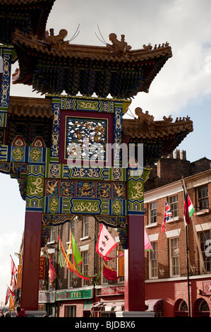 Liverpool Chinatown archway e bandiere cinesi nella luce del sole Foto Stock