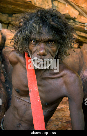 Aboriginal elder Tom Noytuna con rosso lancia a Dukaladjarrang un importante arte rupestre sito in Arnhem Land NT Australia Foto Stock