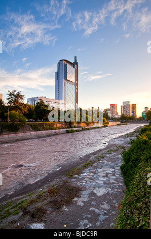 Vista panoramica sul centro di Santiago, capitale del Cile, Telefonica edificio di fronte. Foto Stock