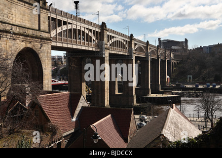 Il livello alto ponte sul fiume Tyne visto da Newcastle guardando in direzione Gateshead. Inghilterra, Regno Unito Foto Stock