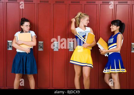 Due High School cheer leader e un nerd. Foto Stock