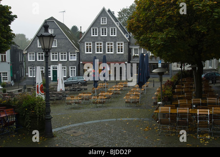 Vista di tipiche case a graticcio, Graefrath, Solingen, Northrhine-Westphalia Foto Stock