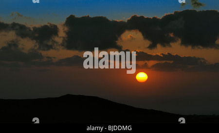 Vista tramonto sulla caldera dal villaggio di Imerovigli - Santorini Island, Grecia, Mediterraneo, Mar Egeo Foto Stock