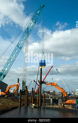 Pila di azionamento, utilizzando una pila di vibrazione driver, al di fuori del Imperial War Museum North a Salford Quays, Manchester, Regno Unito Foto Stock