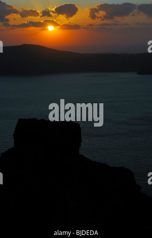 Vista tramonto sulla caldera dal villaggio di Imerovigli - Santorini Island, Grecia. Foto Stock