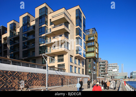 Passanti a piedi nella parte anteriore di nuova costruzione di edifici nel Quartier Dallmannkai district, Amburgo, Germania Foto Stock