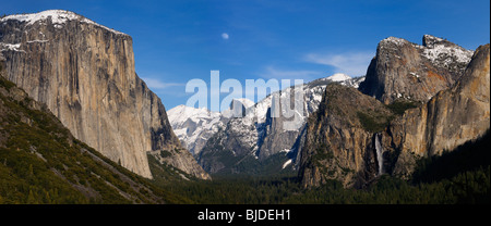 Yosemite Valley panorama con El Capitan, Bridalveil cade dalla vista di tunnel di sera con luna su halfdome Yosemite National Park in California Foto Stock