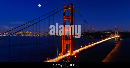Panorama del ponte Golden Gate e la skyline di San Francisco di Notte con luna crescente california usa Foto Stock