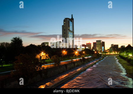 Vista panoramica sul centro di Santiago, capitale del Cile, Telefonica edificio di fronte. Foto Stock