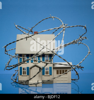 Home circondata da filo spinato. Foto Stock
