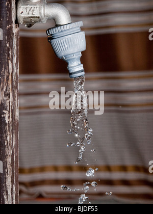 L'acqua che cade, gocce dettaglio Foto Stock