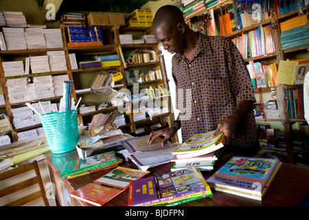 Dipendente in un percorso educativo bookstore di Soroti, Uganda. Foto Stock