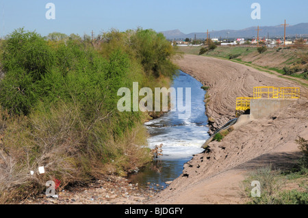 Rigenerate acqua fluisce da un'acqua impianto di trattamento nella Santa Cruz River in Tucson, Arizona, Stati Uniti. Foto Stock