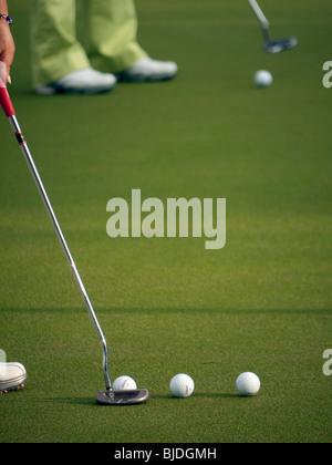 Le donne i golfisti praticare prima i loro giri durante la HSBC 2010 donne campionato. Foto Stock