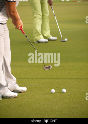 Le donne i golfisti praticare prima i loro giri durante la HSBC 2010 donne campionato. Foto Stock