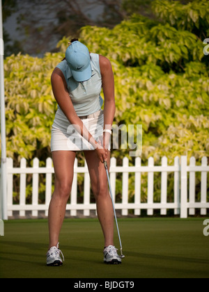 Le donne i golfisti praticare prima i loro giri durante la HSBC 2010 donne campionato. Foto Stock