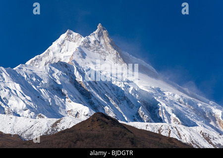 Il Manaslu picco a 26759 è l'ottava più alta montagna del mondo - REGIONE NUPRI, NEPAL Foto Stock