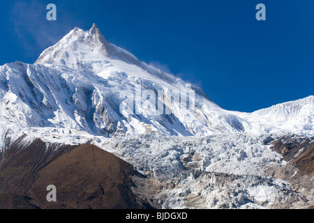 Il Manaslu picco e del ghiacciaio a 26759 è l'ottava più alta montagna del mondo - REGIONE NUPRI, NEPAL Foto Stock