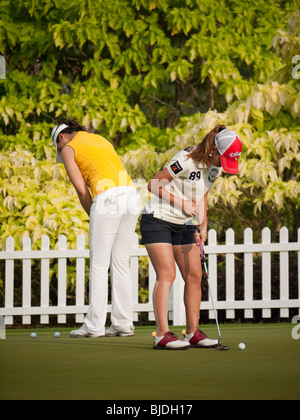 Le donne i golfisti praticare prima i loro giri durante la HSBC 2010 donne campionato. Foto Stock