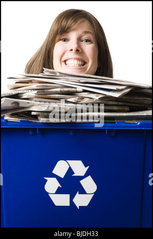 I mediatori tenendo un contenitore di riciclaggio Foto Stock