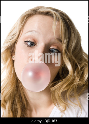 Giovane donna masticare gomme da masticare Foto Stock