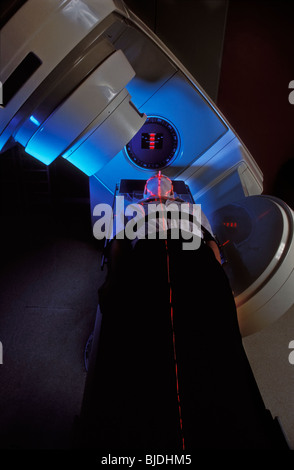 Paziente sottoposto a radioterapia per il cancro alla gola che mostra guidlines laser Foto Stock