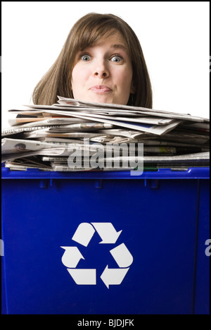 I mediatori tenendo un contenitore di riciclaggio Foto Stock