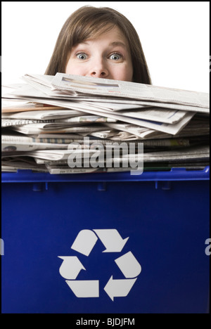 I mediatori tenendo un contenitore di riciclaggio Foto Stock