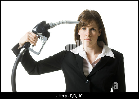 Donna che mantiene un pompa a gas alla sua testa Foto Stock