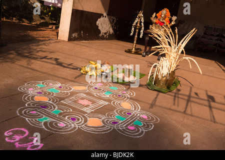 India Kerala, Kochi, Ernakulam Uthsavom festival, rangoli design con Para e lampade tempio pronto per il puja Foto Stock