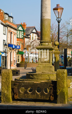 Scorte (risalente al 1351) e la base della croce in piazza del mercato, Poulton-le-Fylde, Lancashire, Inghilterra Foto Stock