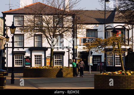 Le ragazze adolescenti al di fuori della sfera dorata pub in Piazza del Mercato, Poulton-le-Fylde, Lancashire, Inghilterra Foto Stock