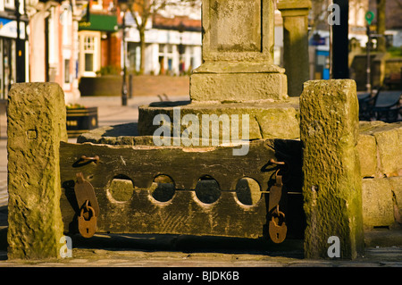 Scorte (risalente al 1351) e la base della croce in piazza del mercato, Poulton-le-Fylde, Lancashire, Inghilterra Foto Stock