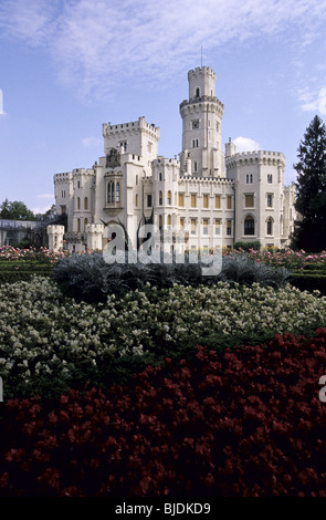 Il castello neogotico Hluboka nad Vltavou, una volta di proprietà della famiglia Schwarzenberg, è stato costruito come copia di Windsor in Inghilterra. Foto Stock